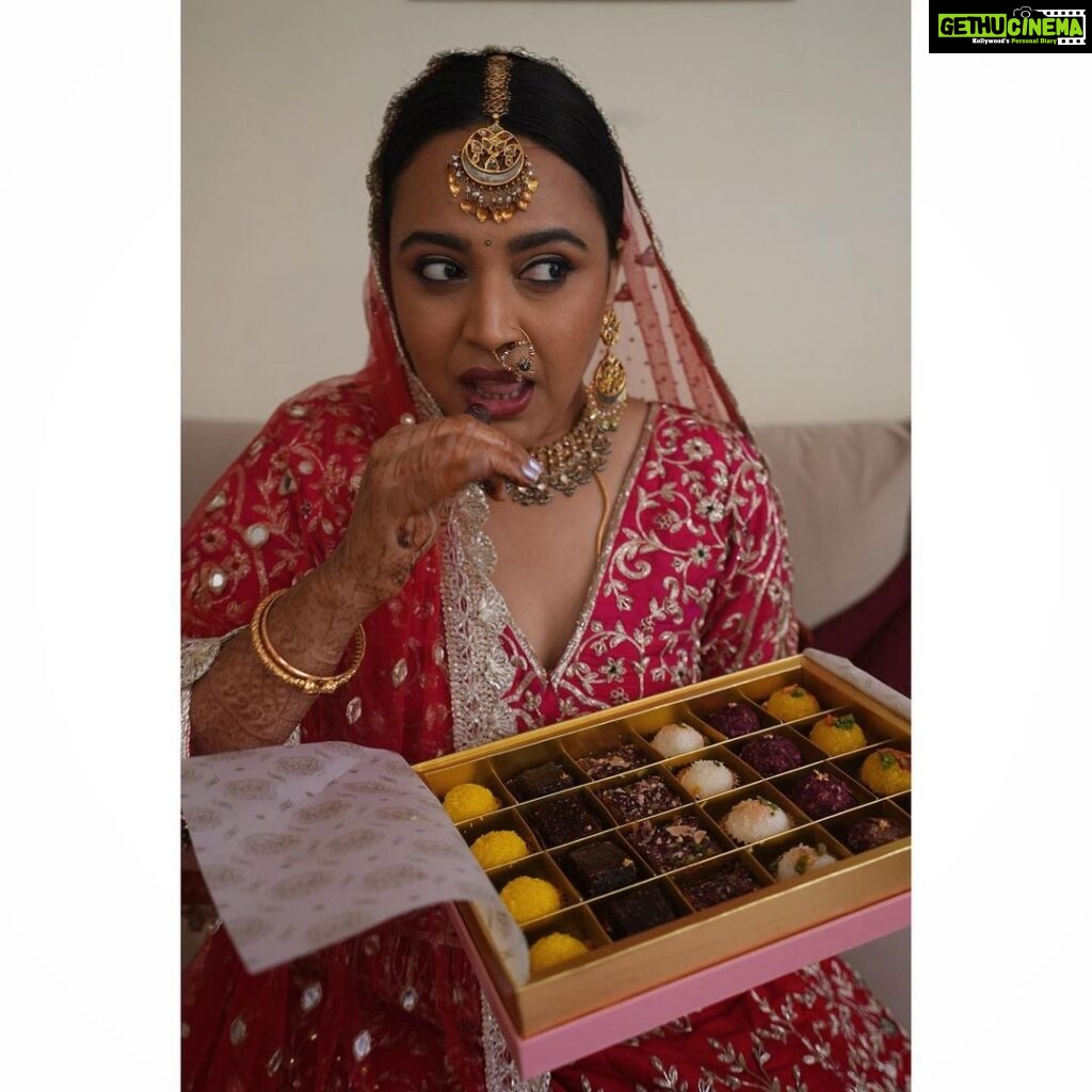 Swara Bhaskar Instagram - A BIG, heartfelt and stomach-felt 🤓🤗 THANK YOU to Saugaat by Bikanervala @saugaatbybikanervala for their beautifully designed and deliciously curated gift boxes for our wedding. Saugaat is a by-order-only gifting boutique from the iconic House of Bikanervala and what we loved the most about them is how their hampers tell the story of our rich Indian tradition along with bringing forth the ever changing, globalised taste of mithai with artisanal values - perfectly suited for weddings and other special moments in life! People, you GOTTA get Saugaat for your celebrations and add taste to your joy! 🤗🤗💕💕✨✨💜💜 Thank you Praveen ji and the entire Saugaat team. Special thanks @akshupakshu for making this happen! ♥️ #TheSweetestGift #SaugaatByBikanervala #Luxury #Gifting #IndianSweets #Tradition #Innovation #LuxuryGifting #swaadanusaar Pics: @wedreel.in @tarunchawlaphotography