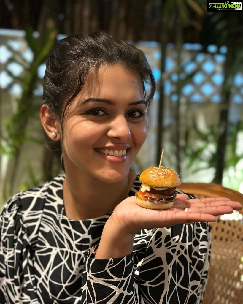 Swathishta Krishnan Instagram - Enjoyed some lip smacking dishes @lafayette.in , loved their coffee 🤎 . . . . #cafe #coffee #mugcakes