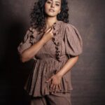 Swathishta Krishnan Instagram – Chocolate Brownieeeee 🤎
.
.
Wearing @typechennai 
Styling @paviiiee_08 
Makeover @chisellemakeupandhair 
Shot by @gilbertphotographer