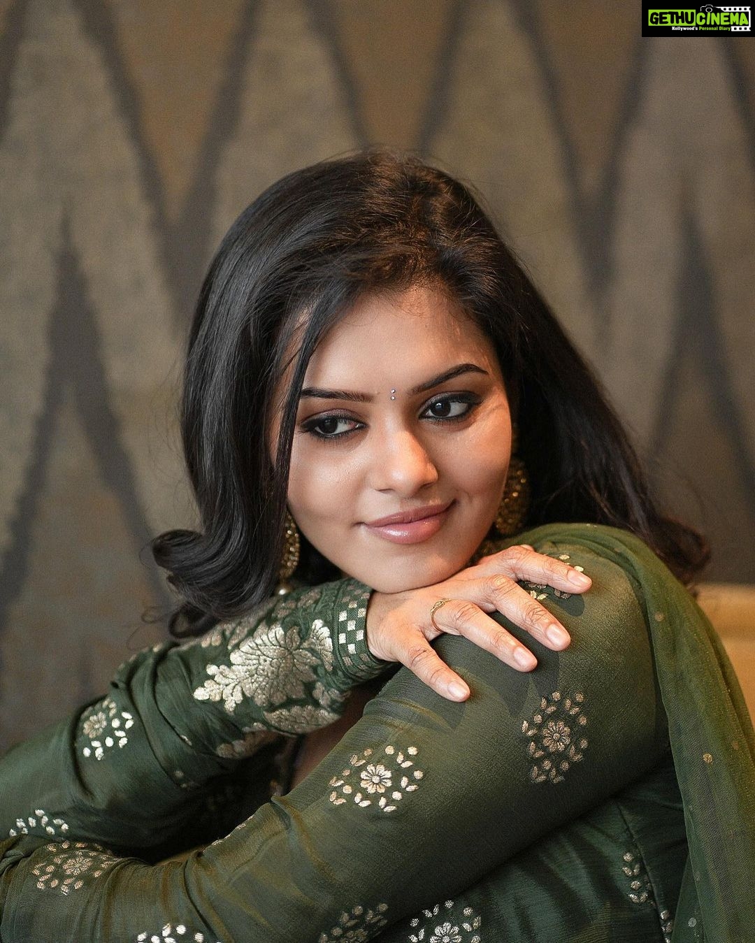 Swathishta Krishnan Instagram - Pick one from the lot💚 For the press meet of #ondusaralapremakathe . . . Wearing @samyakkclothing Styling @beingstyl Asst stylist @stylefiles_bydeepikareddy Makeup @makeupartitstnaveen94 Hairdo @nethramanju24makeupartist Captured by @virat_pictures_ Edit @mikkie_photographhy