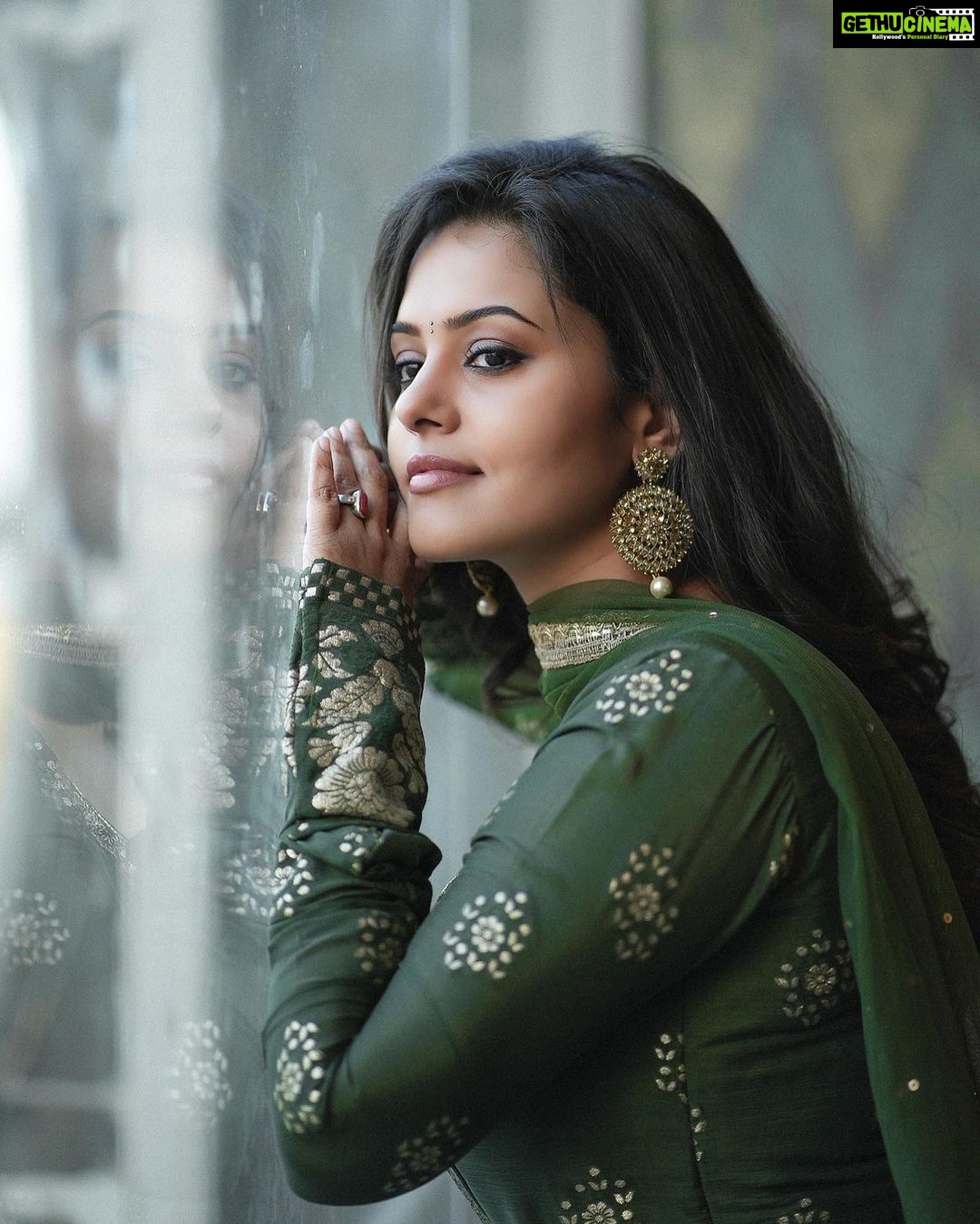 Swathishta Krishnan Instagram - Pick one from the lot💚 For the press meet of #ondusaralapremakathe . . . Wearing @samyakkclothing Styling @beingstyl Asst stylist @stylefiles_bydeepikareddy Makeup @makeupartitstnaveen94 Hairdo @nethramanju24makeupartist Captured by @virat_pictures_ Edit @mikkie_photographhy