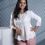 Swathishta Krishnan Instagram - Summmer 🤍🌼 . . . . @demozastores @mikkie_photographhy @kirthana_mua @sabu.dxb