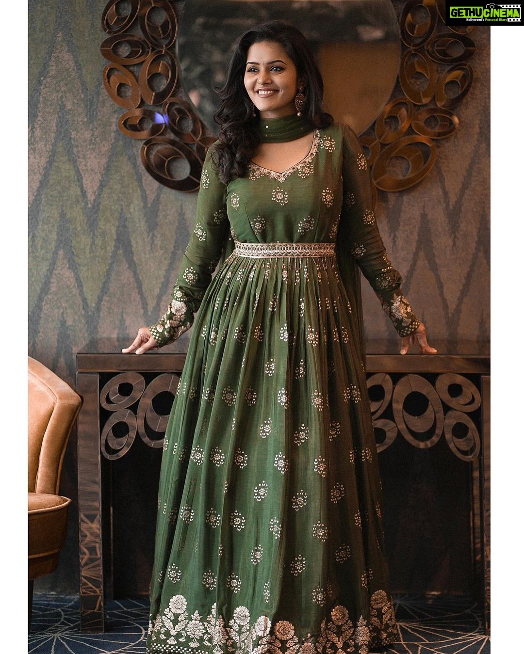 Swathishta Krishnan Instagram - Pick one from the lot💚 For the press meet of #ondusaralapremakathe . . . Wearing @samyakkclothing Styling @beingstyl Asst stylist @stylefiles_bydeepikareddy Makeup @makeupartitstnaveen94 Hairdo @nethramanju24makeupartist Captured by @virat_pictures_ Edit @mikkie_photographhy