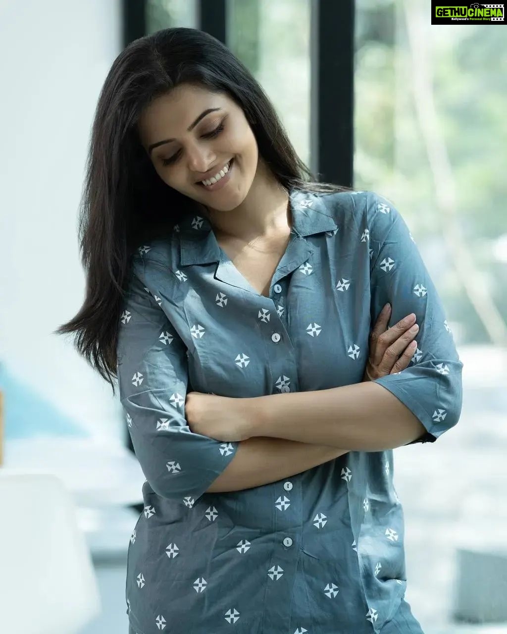 Swathishta Krishnan Instagram - Sunday's n pyjamas 💙 . . . . Shot by @mikkie_photographhy Mua @vickys_makeup_room Location @tagercafe