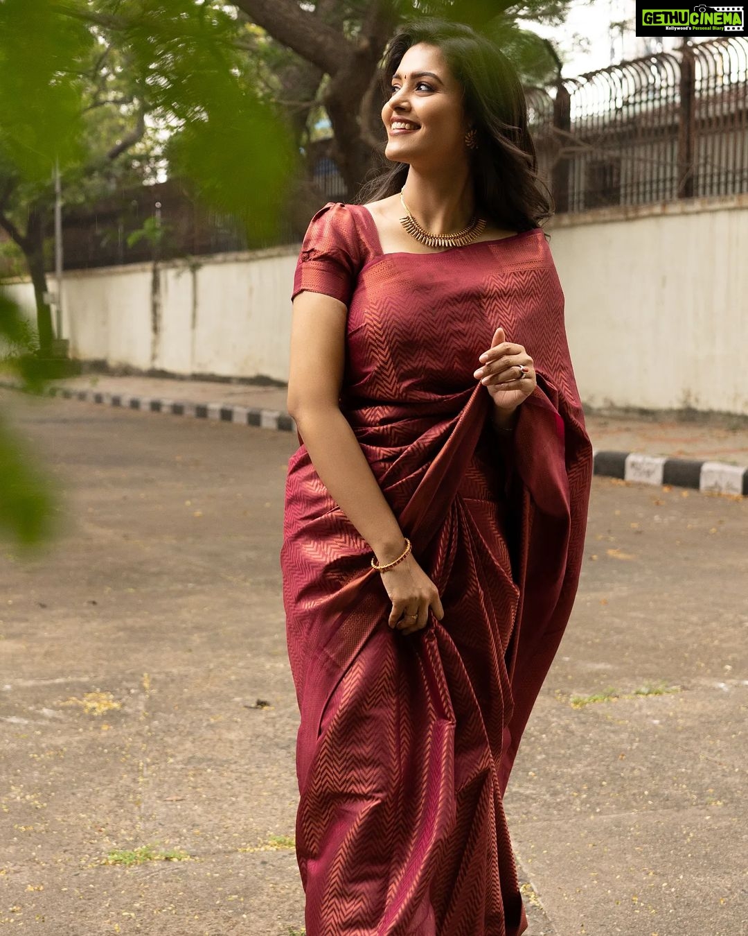 Swathishta Krishnan Instagram - Sorry -its Saree again ❤️ Happy valentine's day everyone ❤️ . . . . .Beautiful saree from @swarnasaris Muah @mua_vijisharath loved ur work Jewellery @mspinkpantherjewel Location @phcafe.chennai Shot by @mikkie_photographhy