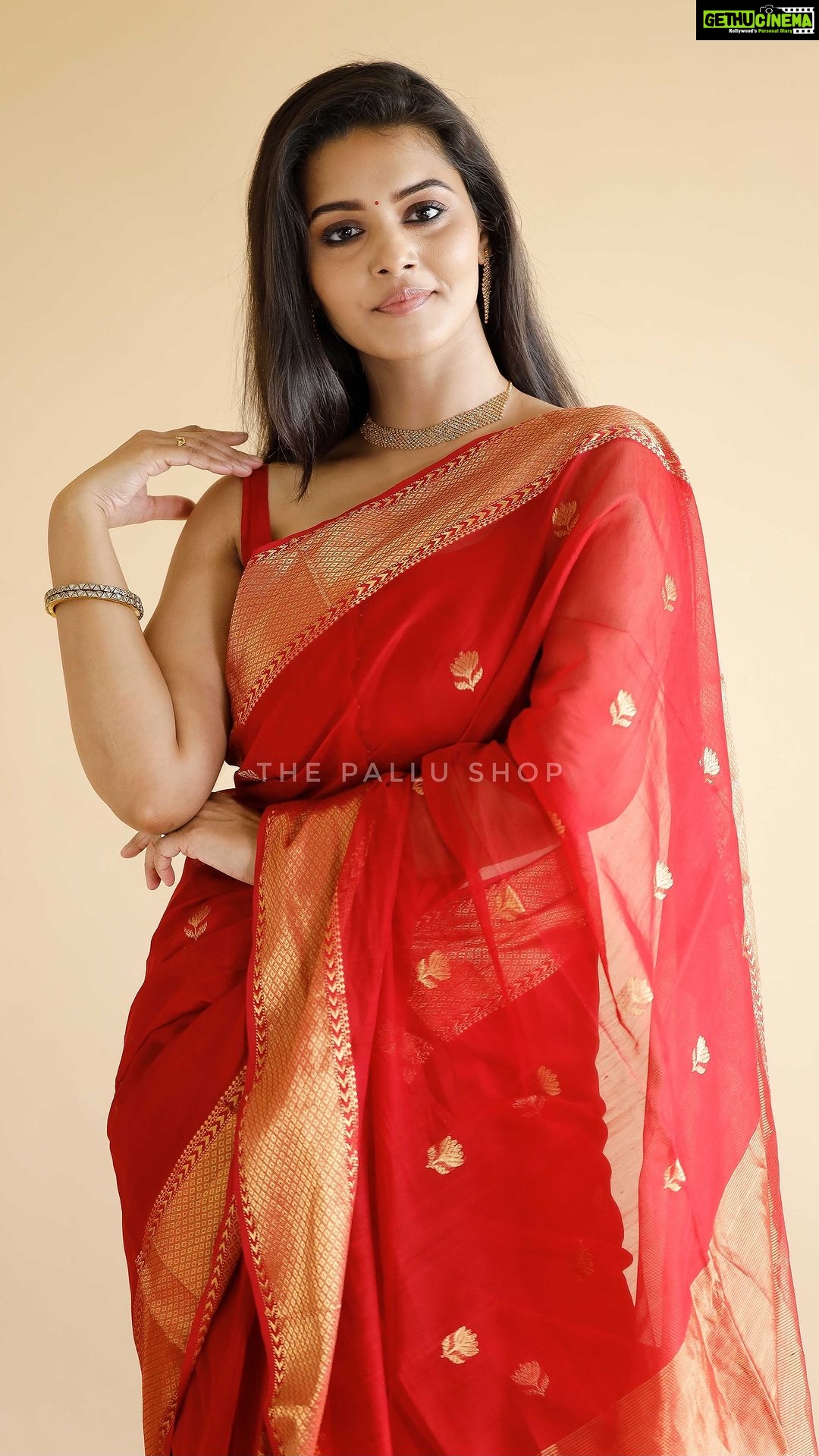 Swathishta Krishnan Instagram - Wishing everyone a very happy Pongal🌾😊 . Product search term on our website: Kamalam . @swathishta_krishnan looking stunning in our lotus motif saree. Saree: @thepallushop Photography; @thatmadraskaran Makeup: @pavihairandmakeup . P.S. There may be slight variation in colour due to lighting and phone settings . #thepallushop #pongal #thepallushopwebsite #sareelove #sareelover #sotd #ootd #sareedraping #sareefashion #reelkarofeelkaro #reelitfeelit #sareereels #sareechennai #sareeindia #reelsvideo #reelsinstagram