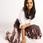 Swathishta Krishnan Instagram – Super happy to be collaborating with @demozastores 🤍🤍
.
.
.
Captured by @mikkie_photographhy
Mua @vickys_makeup_room