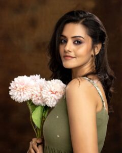 Swathishta Krishnan Instagram - 💚💚💚
.
.
.
Wearing @soul__spectrum 
Styling @paviiiee_08 
Makeover @keerthana_makeupartistry 
Captured by @mikkie_photographhy
Retouch @sabu.dxb 
Asst by @robert_0211