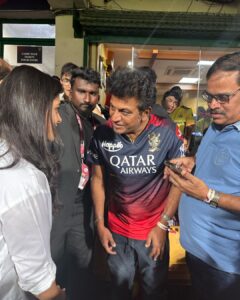 Swathishta Krishnan Instagram - 🤍🤍🤍🤍
That was an amazing day , it was lovely meeting Shivanna sir 🤍🙏
.
.
.
.
#cskvsrcb