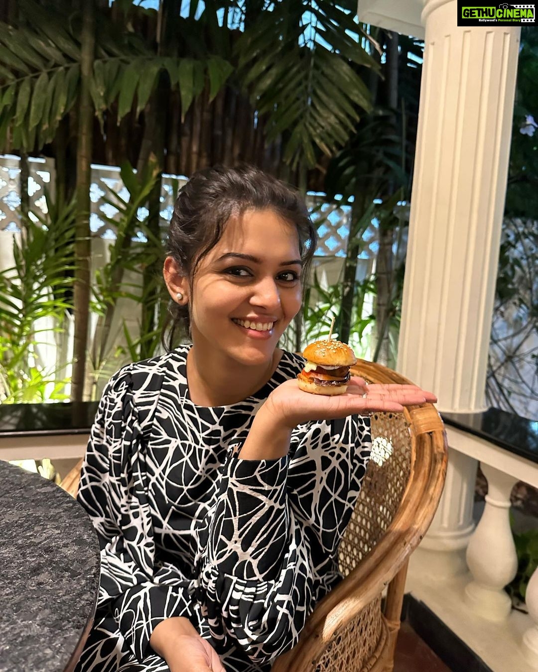 Swathishta Krishnan Instagram - Enjoyed some lip smacking dishes @lafayette.in , loved their coffee 🤎 . . . . #cafe #coffee #mugcakes