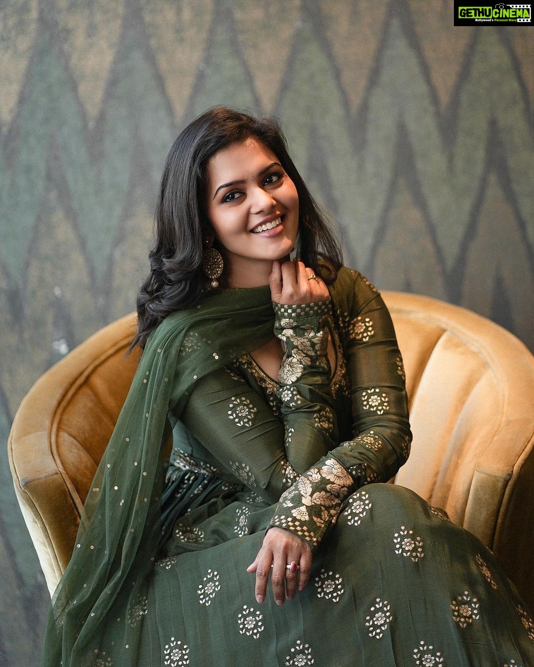 Swathishta Krishnan Instagram - Pick one from the lot💚 For the press meet of #ondusaralapremakathe . . . Wearing @samyakkclothing Styling @beingstyl Asst stylist @stylefiles_bydeepikareddy Makeup @makeupartitstnaveen94 Hairdo @nethramanju24makeupartist Captured by @virat_pictures_ Edit @mikkie_photographhy