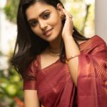 Swathishta Krishnan Instagram - ❤️ . . . . . . . Beautiful saree from @swarnasaris Muah @mua_vijisharath loved ur work Jewellery @mspinkpantherjewel Location @phcafe.chennai Shot by @mikkie_photographhy