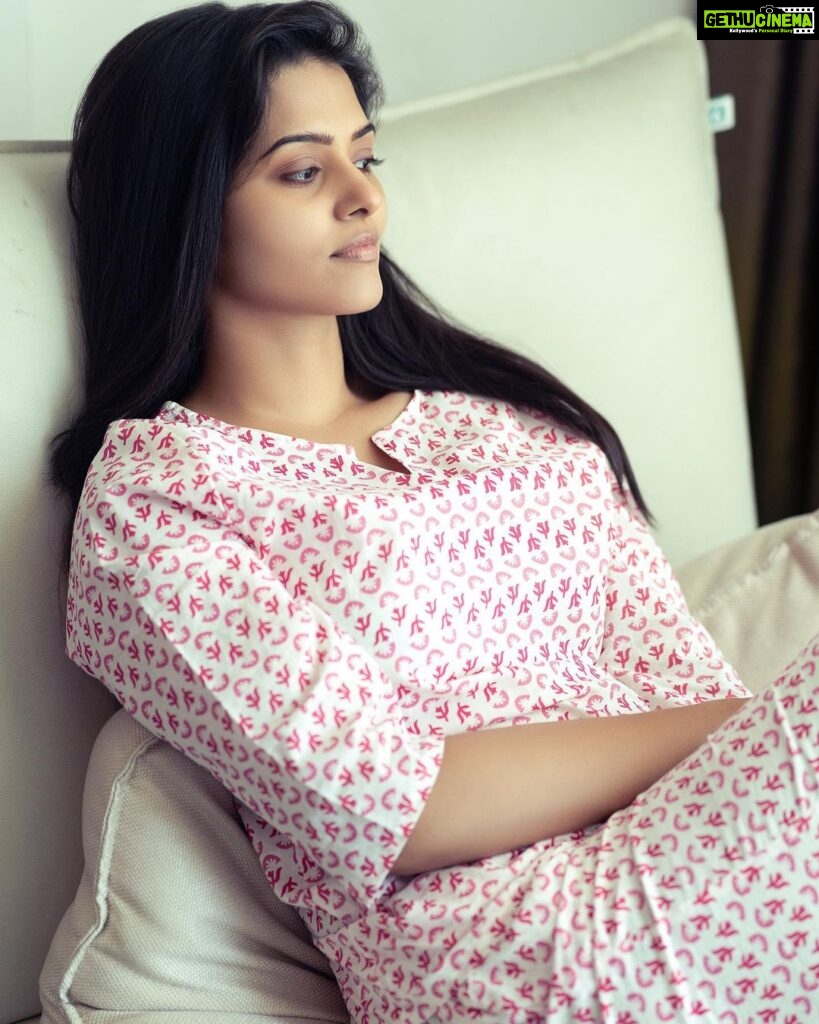 Swathishta Krishnan Instagram - Life is better in pyjamas 💗 and it’s even more better if you wear @demozastores . . . . Shot by @mikkie_photographhy Mua @vickys_makeup_room Shot at @clarion_hotel_president