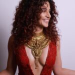 Taapsee Pannu Instagram - यह लाल रंग कब मुझे छोड़ेगा…..