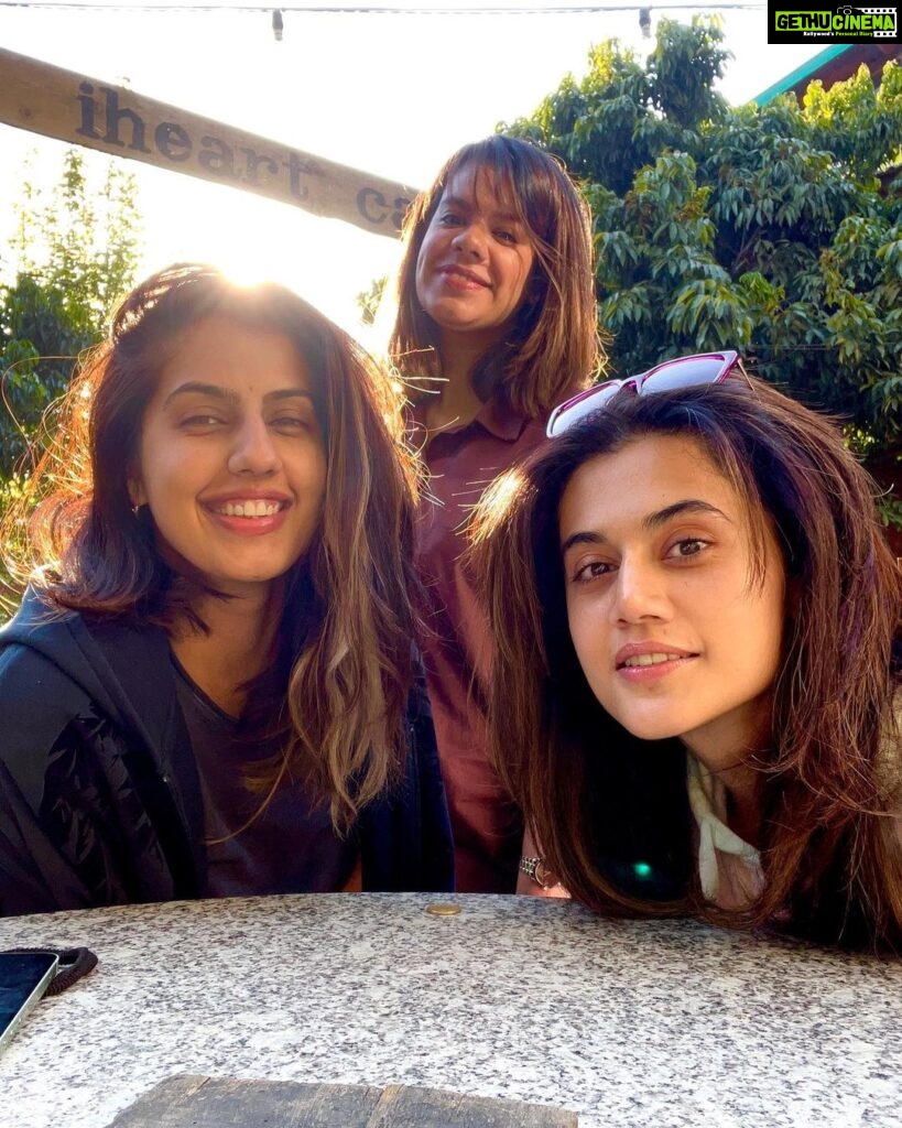 Taapsee Pannu Instagram - 3 pictures of 3 Pannu’s with 3 variations of editing. But the brighter side is 3 of us agreed on this 1 picture. Or rather , I just said this will be it coz sabse Badi main hu n they agreed :) SIMPLE !