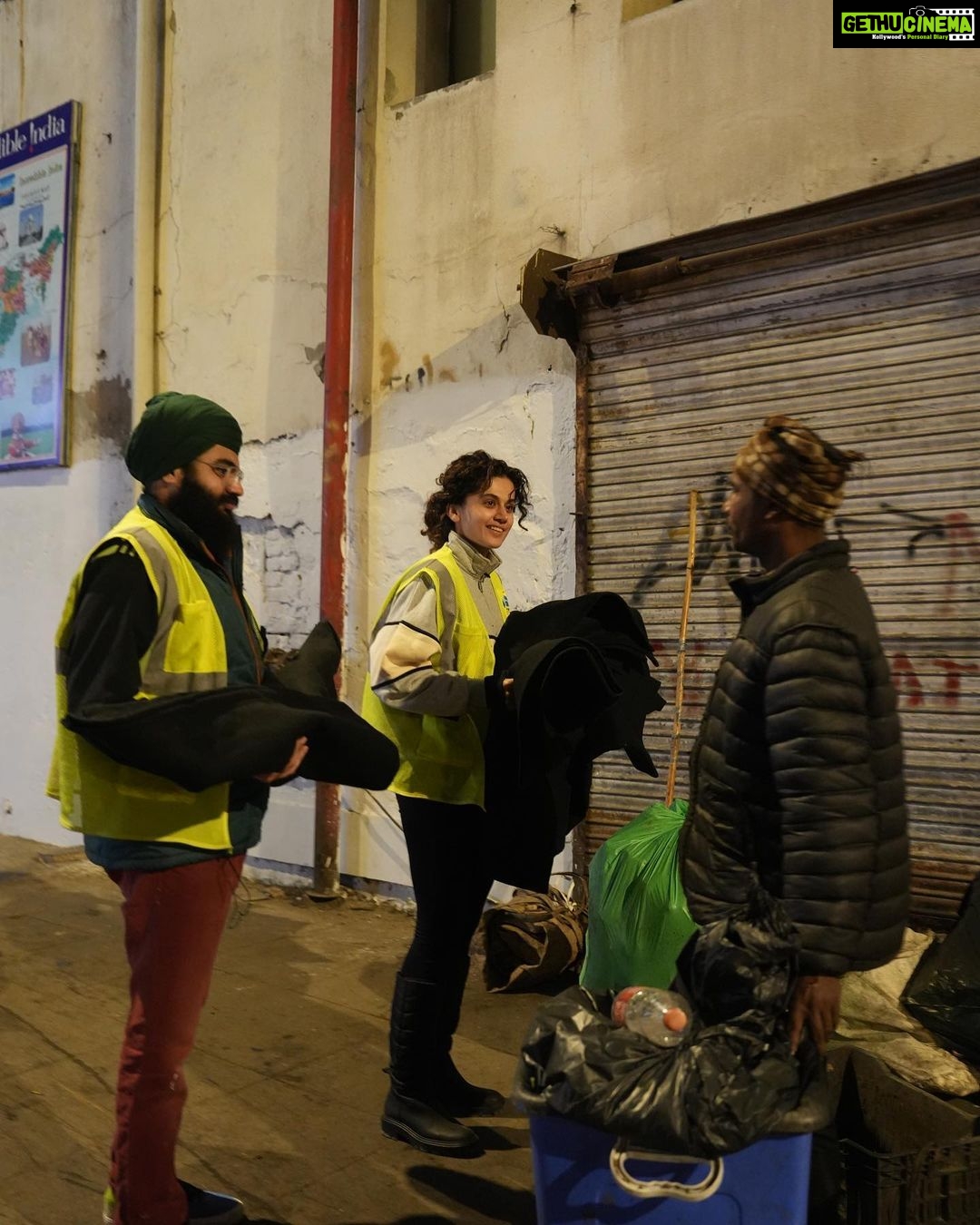 Taapsee Pannu Instagram - Doing what I know best sewa, with @taapsee . . . #taapseepannu #hemkuntfoundation #sewa #sarbatdabhalla #harteerathsingh #connaughtplace Connaught Place, New Delhi