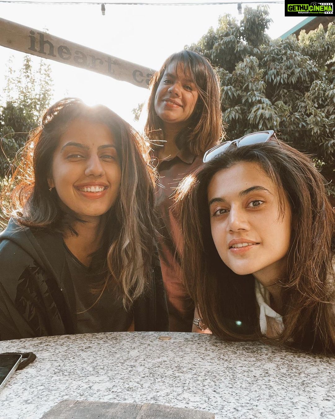 Taapsee Pannu Instagram - 3 pictures of 3 Pannu’s with 3 variations of editing. But the brighter side is 3 of us agreed on this 1 picture. Or rather , I just said this will be it coz sabse Badi main hu n they agreed :) SIMPLE !