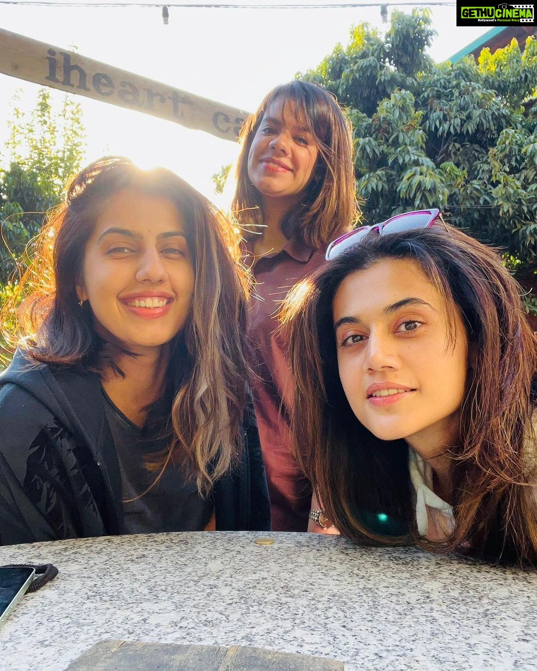 Taapsee Pannu Instagram - 3 pictures of 3 Pannu’s with 3 variations of editing. But the brighter side is 3 of us agreed on this 1 picture. Or rather , I just said this will be it coz sabse Badi main hu n they agreed :) SIMPLE !