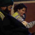 Taapsee Pannu Instagram - Doing what I know best sewa, with @taapsee . . . #taapseepannu #hemkuntfoundation #sewa #sarbatdabhalla #harteerathsingh #connaughtplace Connaught Place, New Delhi