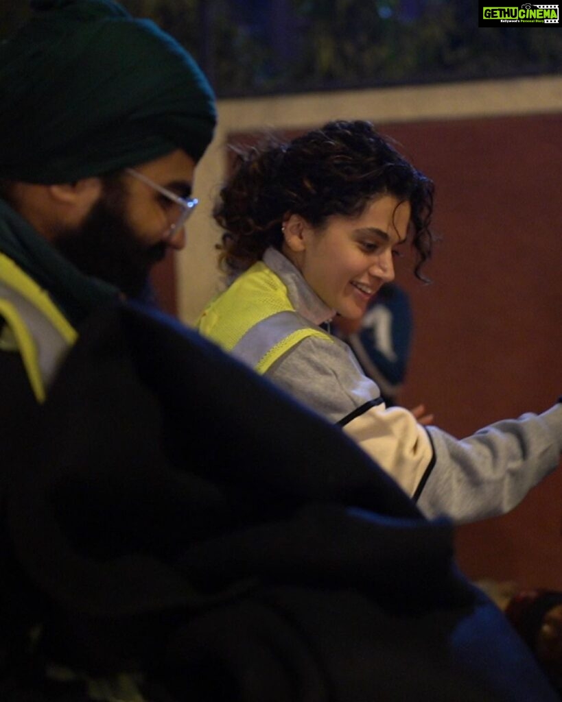 Taapsee Pannu Instagram - Doing what I know best sewa, with @taapsee . . . #taapseepannu #hemkuntfoundation #sewa #sarbatdabhalla #harteerathsingh #connaughtplace Connaught Place, New Delhi