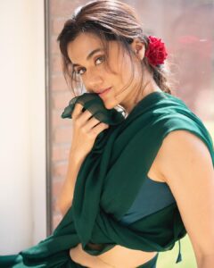 Taapsee Pannu Instagram - “आके बसी हैं वो मेरे मन में
उसकी कमी है अब जीवन में
वो दूर है मेरी नज़रों से
क्यों उसे मैं चाहूँ”🥀