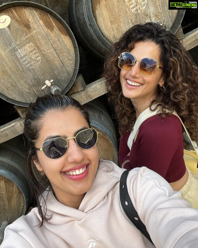 Taapsee Pannu Instagram - Light's fading I'm changing Overthinking, I don't know what to do.. Take me back, take me back #SanFrancisco