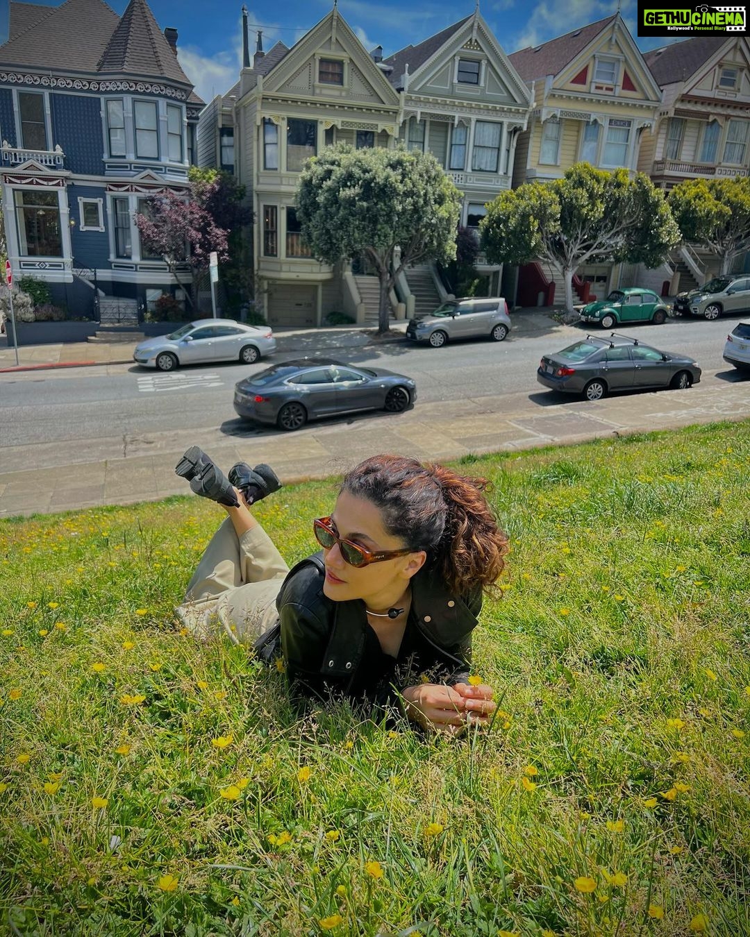 Taapsee Pannu Instagram - Light's fading I'm changing Overthinking, I don't know what to do.. Take me back, take me back #SanFrancisco
