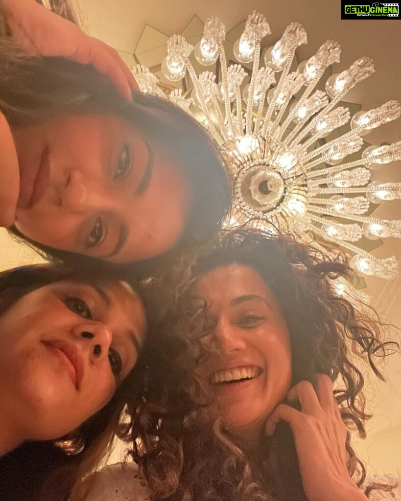 Taapsee Pannu Instagram - 10 years….. A lot has changed. But in these pictures r a few things that haven’t. We had to catch up on a lot of madness and @theleelapalaceudaipur thank you for making this time even more special and memorable. @mani_bhatia89 @jk_bosslady @theleela #theleelapalaceudaipur #theleela #palacebythelake #luuxuryliving The Leela Palace Udaipur