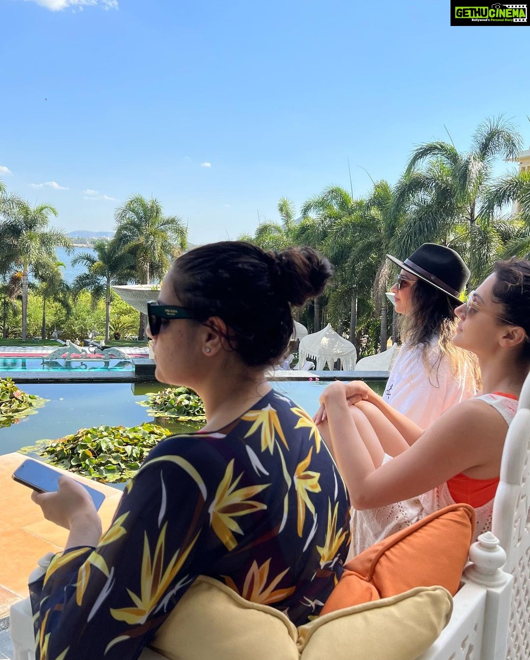 Taapsee Pannu Instagram - 10 years….. A lot has changed. But in these pictures r a few things that haven’t. We had to catch up on a lot of madness and @theleelapalaceudaipur thank you for making this time even more special and memorable. @mani_bhatia89 @jk_bosslady @theleela #theleelapalaceudaipur #theleela #palacebythelake #luuxuryliving The Leela Palace Udaipur