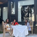 Taapsee Pannu Instagram - 10 years….. A lot has changed. But in these pictures r a few things that haven’t. We had to catch up on a lot of madness and @theleelapalaceudaipur thank you for making this time even more special and memorable. @mani_bhatia89 @jk_bosslady @theleela #theleelapalaceudaipur #theleela #palacebythelake #luuxuryliving The Leela Palace Udaipur