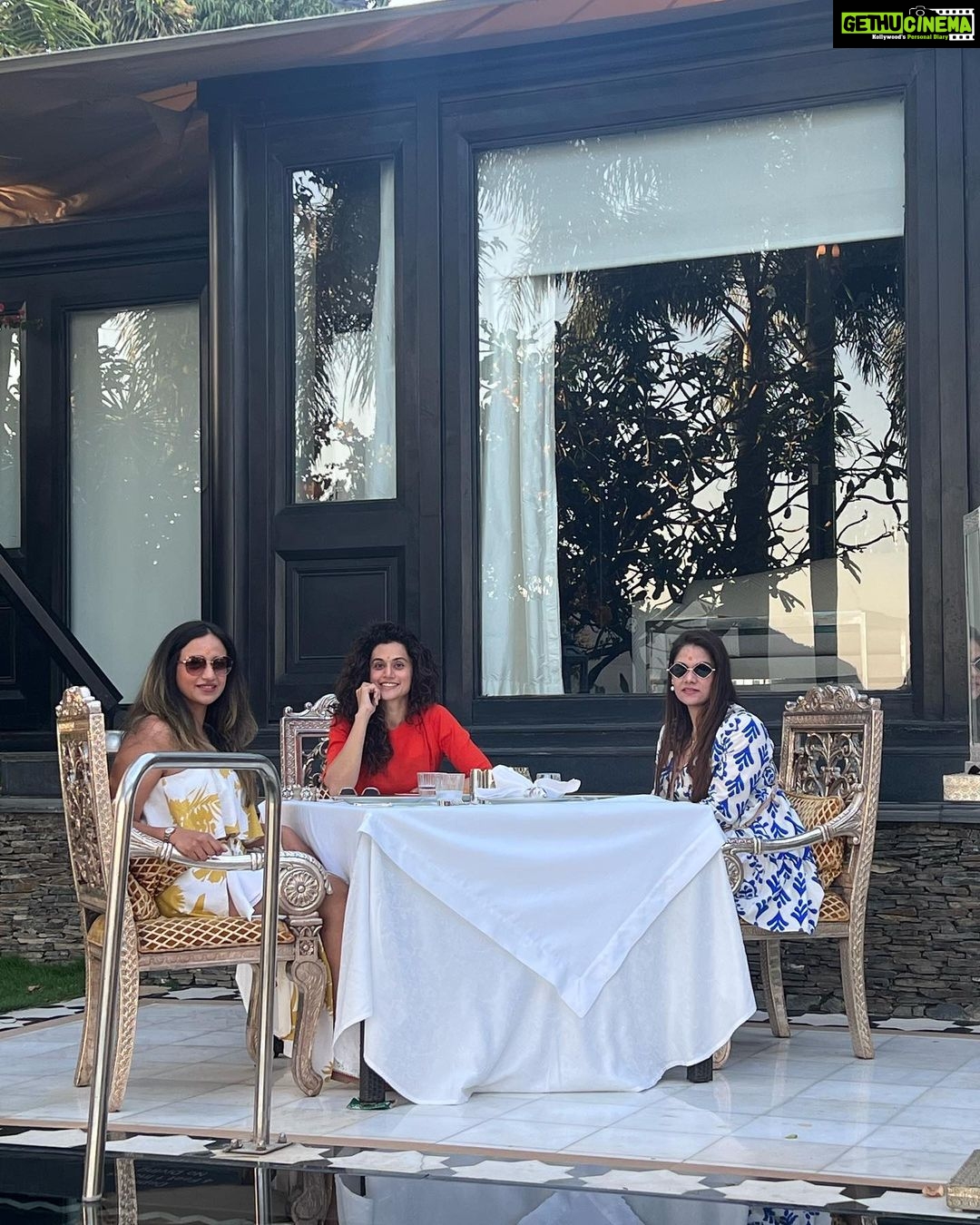 Taapsee Pannu Instagram - 10 years….. A lot has changed. But in these pictures r a few things that haven’t. We had to catch up on a lot of madness and @theleelapalaceudaipur thank you for making this time even more special and memorable. @mani_bhatia89 @jk_bosslady @theleela #theleelapalaceudaipur #theleela #palacebythelake #luuxuryliving The Leela Palace Udaipur