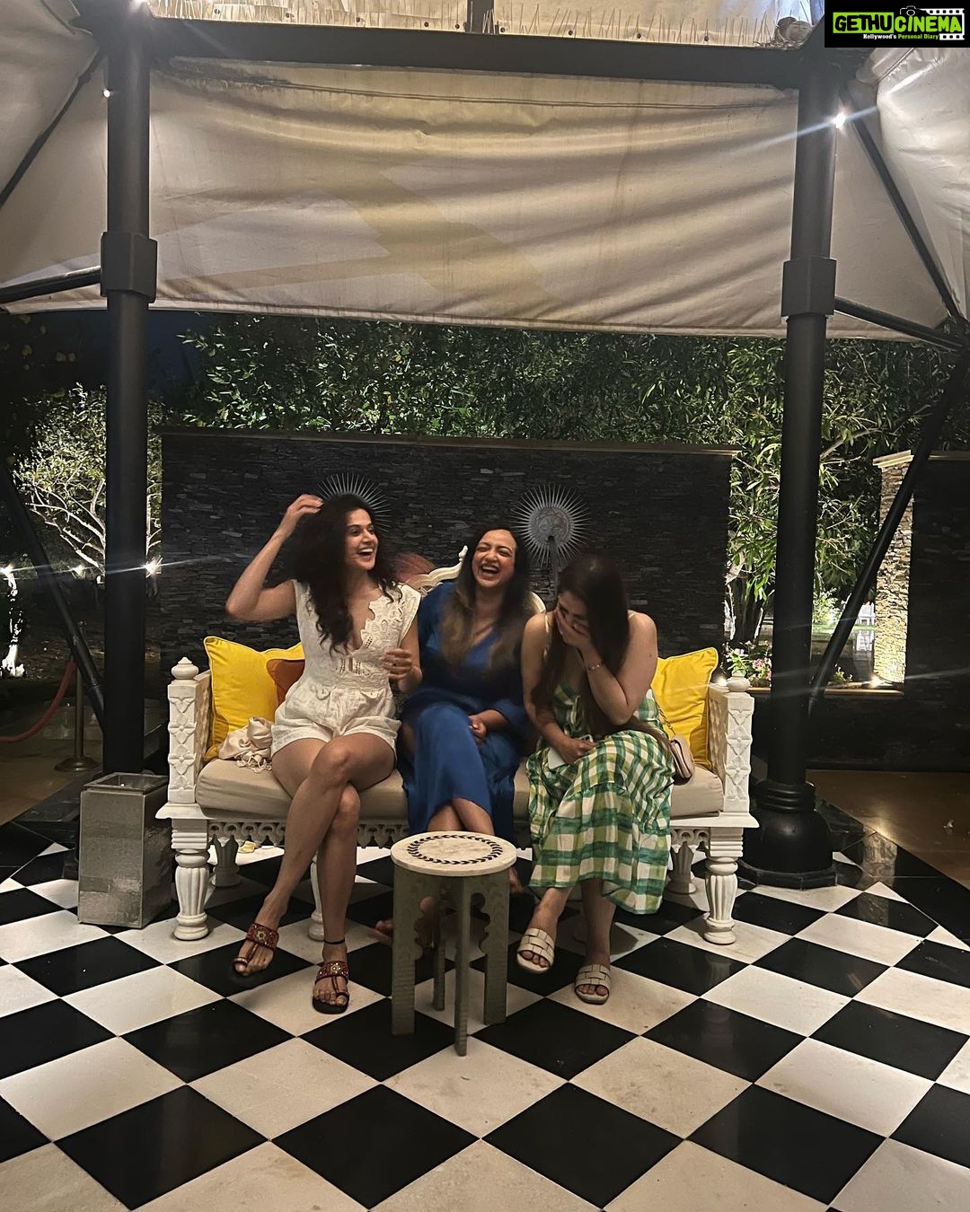 Taapsee Pannu Instagram - 10 years….. A lot has changed. But in these pictures r a few things that haven’t. We had to catch up on a lot of madness and @theleelapalaceudaipur thank you for making this time even more special and memorable. @mani_bhatia89 @jk_bosslady @theleela #theleelapalaceudaipur #theleela #palacebythelake #luuxuryliving The Leela Palace Udaipur