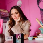 Tamannaah Instagram - Whatever you’re in the mood for, the #OPPOFindN2Flip adds glamour to it. Here’s to the #BestFlipPhone one can ask for and it comes in this gorgeous colour too!!! 😍✨ It can be yours come 17th March at ₹ 89,999 so mark your calendars right now! #SeeMoreInASnap Mad tunes by @Madboymink