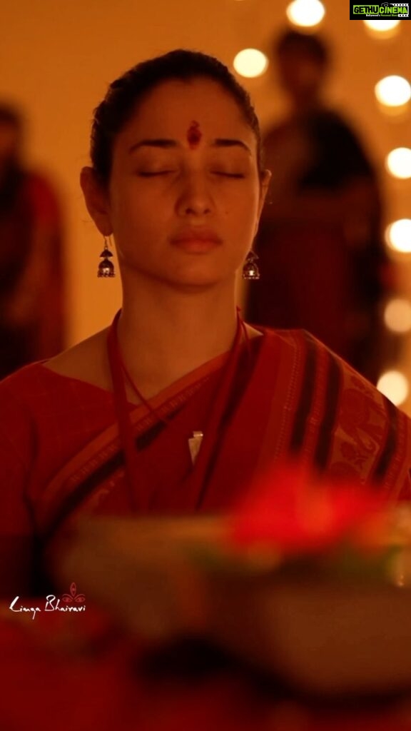 Tamannaah Instagram - Who can caption the divine? Basking in the grace of Goddess Linga Bhairavi ❤️❤️❤️ Watch the full video on YouTube from the link in my bio. #YantraCeremony #ItsDevisBirthday #13AuspiciousYears #LingaBhairavi