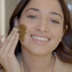 Tamannaah Instagram - Taking cues straight from her mother’s unbleached beauty bible, #TamannaahBhatia’s not-so-secret secret to refreshed and radiant skin lies within an unfiltered kit of time and tested DIY recipes. Click the link in bio to watch the full video as the #Bahubali actor takes you through two easy, all-natural beauty recipes in Hindi, along with Telugu and Tamil. Video: Kris Black (@krisblackk) Head of Editorial Content: Megha Kapoor (@meghakapoor) Wellness and Beauty Editor: Meher Jadhwani (@mjadhwani) Digital Editor: Vrutika Shah (@vrutika) Stylist: Rupangi Grover (@rupangigrover) Visuals Bookings Editor: Savio Gerhart (@gerhartsavio) Entertainment director: Megha Mehta (@magzmehta) Artist Management: Raindrop Media (@media.raindrop) Hospitality Partner: Hyatt Centric (@hyattcentricjuhu) Wardrobe: Ituvana (@ituvana)