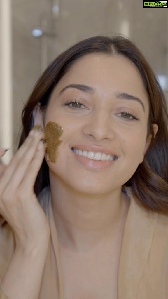 Tamannaah Instagram - Taking cues straight from her mother’s unbleached beauty bible, #TamannaahBhatia’s not-so-secret secret to refreshed and radiant skin lies within an unfiltered kit of time and tested DIY recipes. Click the link in bio to watch the full video as the #Bahubali actor takes you through two easy, all-natural beauty recipes in Hindi, along with Telugu and Tamil. Video: Kris Black (@krisblackk) Head of Editorial Content: Megha Kapoor (@meghakapoor) Wellness and Beauty Editor: Meher Jadhwani (@mjadhwani) Digital Editor: Vrutika Shah (@vrutika) Stylist: Rupangi Grover (@rupangigrover) Visuals Bookings Editor: Savio Gerhart (@gerhartsavio) Entertainment director: Megha Mehta (@magzmehta) Artist Management: Raindrop Media (@media.raindrop) Hospitality Partner: Hyatt Centric (@hyattcentricjuhu) Wardrobe: Ituvana (@ituvana)