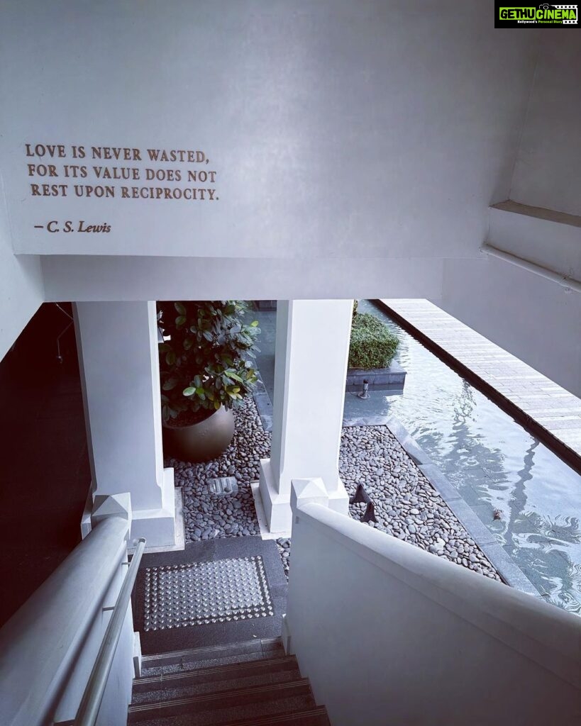 Tamannaah Instagram - Spot the difference 🍍🍍🍍 #fineapple #favourite @sentosa_island @thebarrackshotel @travelandleisureindia #sentosa #discoversentosa #thebarrackshotel #fareasthospitality Singapore