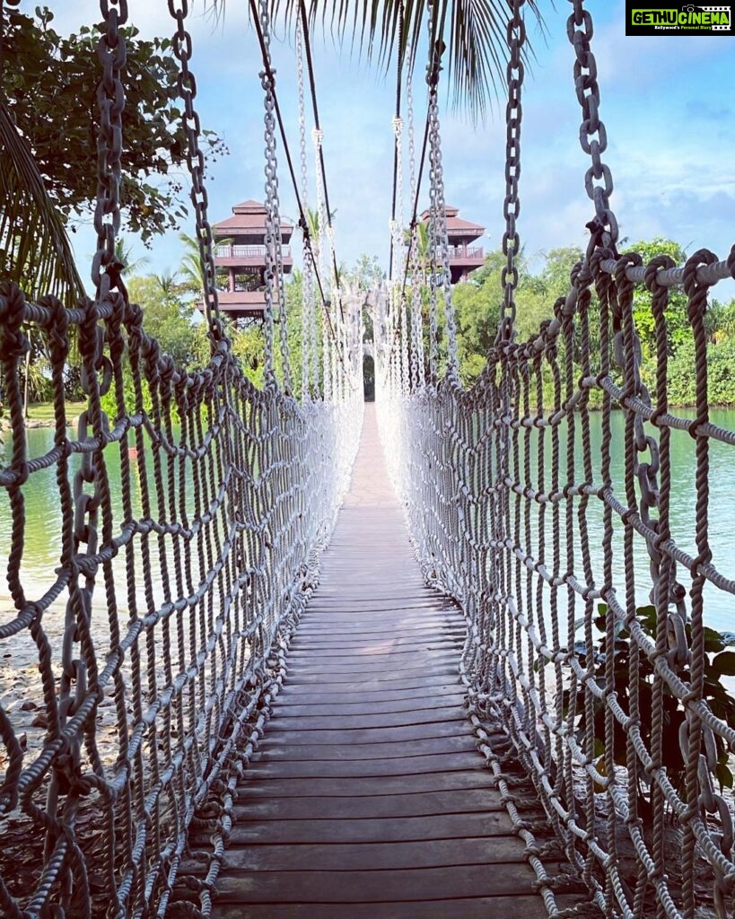 Tamannaah Instagram - Spot the difference 🍍🍍🍍 #fineapple #favourite @sentosa_island @thebarrackshotel @travelandleisureindia #sentosa #discoversentosa #thebarrackshotel #fareasthospitality Singapore