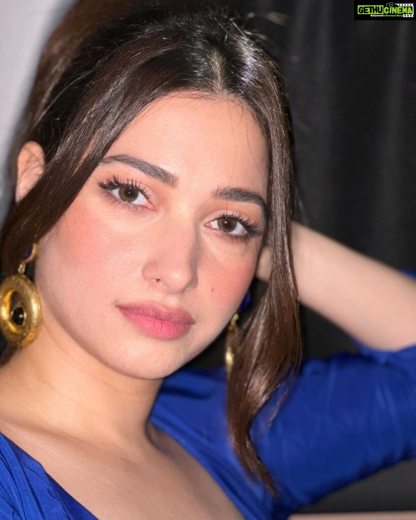Tamannaah Instagram - ‘Mould Breaker’ and a graduate all in a day ……… Hows your Sunday going ? 😋 #ellegraduates @elleindia ❤️❤️❤️