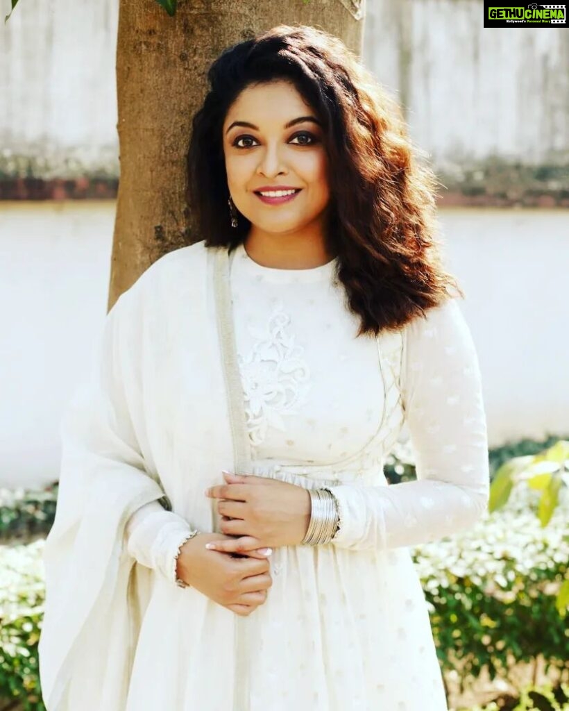 Tanushree Dutta Instagram - I just had a realization!! My controversies gave some B- grade bollywoodias a lot of media attention. I think that was the point of these old & aging flop shows like Patekar & others. To trouble me & get a reaction, then make an issue of my reaction and get some mileage for their failing careers. I just understood the whole game! 🤦‍♀️ Then they attacked me & accused me of doing publicity stunt 🙄 Reverse psychology, Well played!! It was them doing all this for publicity by bulldozing on me. Coz their prolific careers were finished a long time ago & I was a young rising star. Please Google to verify this fact!! Gosh! Should have never entertained such senior strugglers. I had no one to advise me on projects, media, PR etc. I didn't know that even established people can stoop so low in Bollywood, I was new to this Bollywood politics which everyone is aware of nowadays. That is their level & they never grew in life despite dragging me in the muck but look what I did in my life with all that mudslinging thrown at me. Good thing is I'm still rising...albeit in a different way. 😌 But I can always switch course & start again like new with all this life experience behind me.