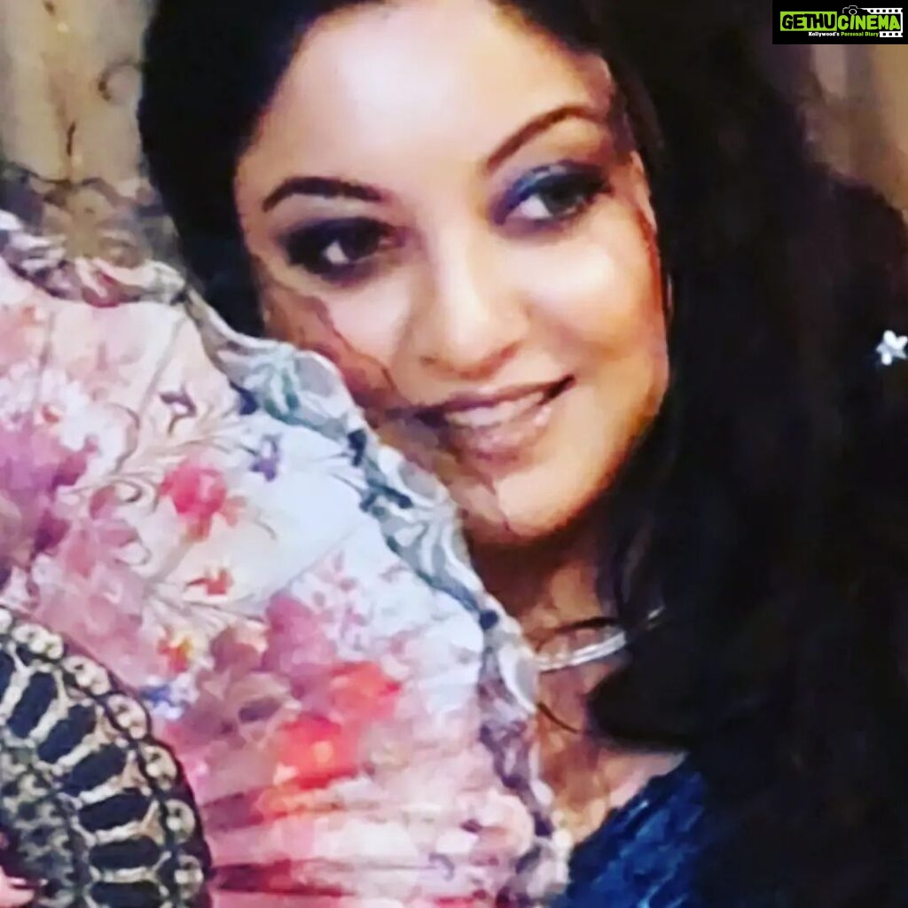 Tanushree Dutta Instagram - Read Priyanka Chopras interview!! Im shocked but I can totally feel this phenomenon. Some people in Bollywood do operate like Mafia and they target the lives & careers of single women in a very brutal way. These men can't fight other powerfull men so they target women to feel better about themselves. It's sad that a Miss World & top actress had to face this in Bollywood. Thankyou PC for supporting the #metoo and for making this revelation!! You are a true beauty Queen! #bollywood #cleanup #unfair #change #needed #womenempowerment