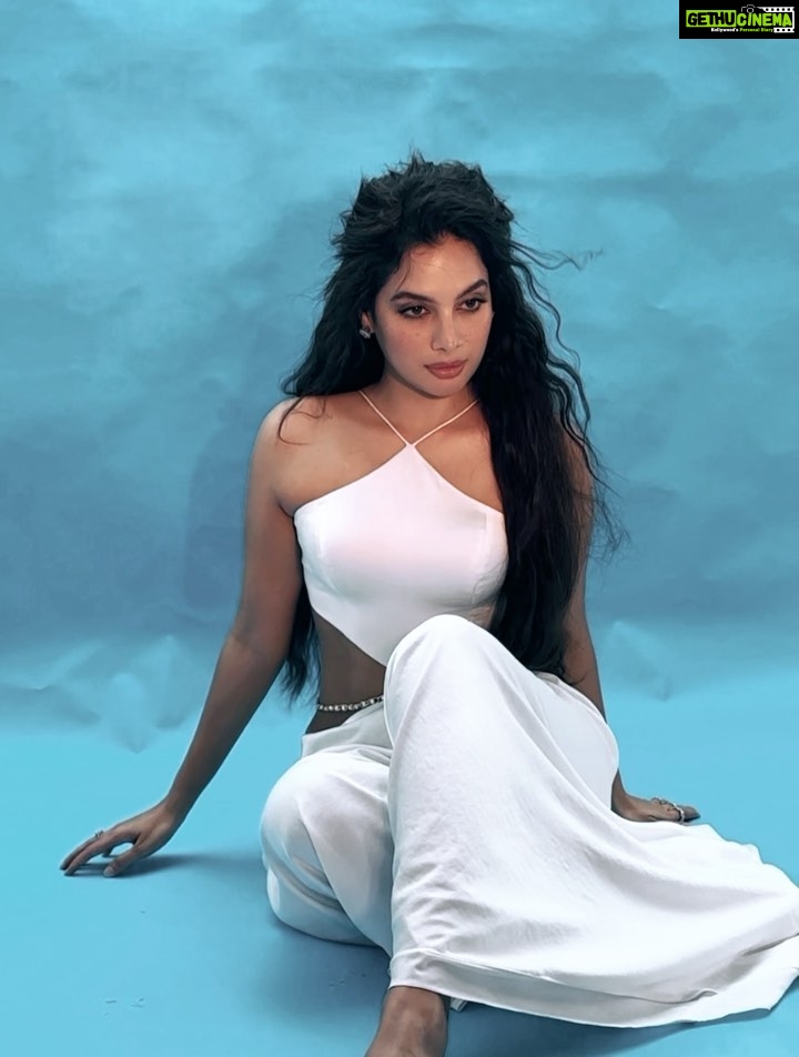 Tanya Hope Instagram - I feel so feminine around you in particular Dress @gunusahni Jewellery @mozaati Styled by@sheefagilani Assisted by @styleitupwithsrish @kashishsinhaaa Coordinated by @niyoshi.jain @tanyasadhwhiny