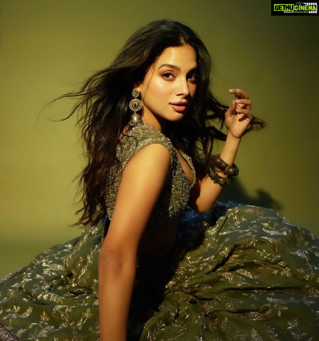 Tanya Hope Instagram - जोगनिया @sashajairam @makeupbyriddhima @souravroy_1999 Styled by @sheefagilani Assisted by @styleitupwithsrish Lehenga: @mrunalinirao Jewels: @azotiique Coordinated by @niyoshi.jain @tanyasadwhiny
