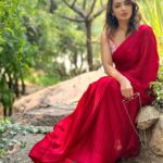 Tejaswi Madivada Instagram - Thankyou @akhilsarthak_official @durganagenderyadagani akki mom who gifted me this Saree, it was a day where I needed mom's love and I'm covered in it.