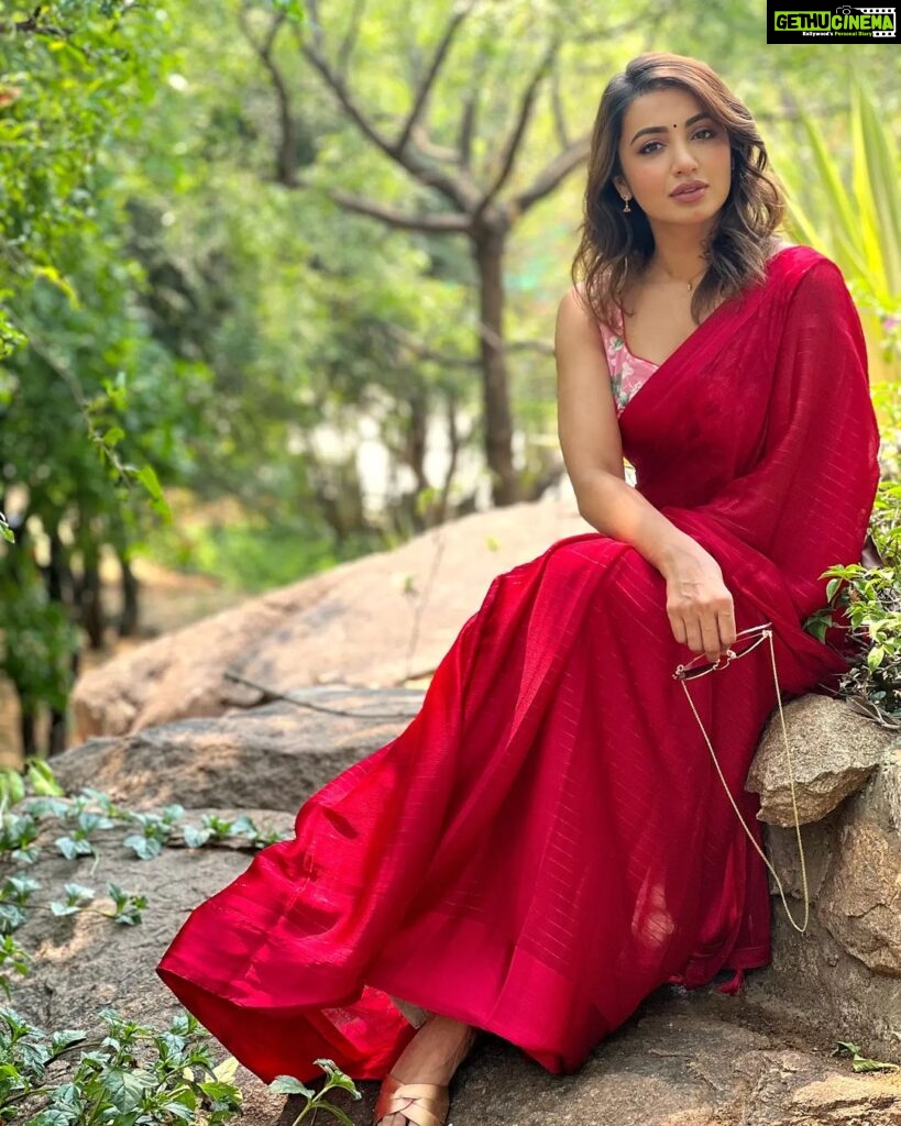 Tejaswi Madivada Instagram - Thankyou @akhilsarthak_official @durganagenderyadagani akki mom who gifted me this Saree, it was a day where I needed mom's love and I'm covered in it.