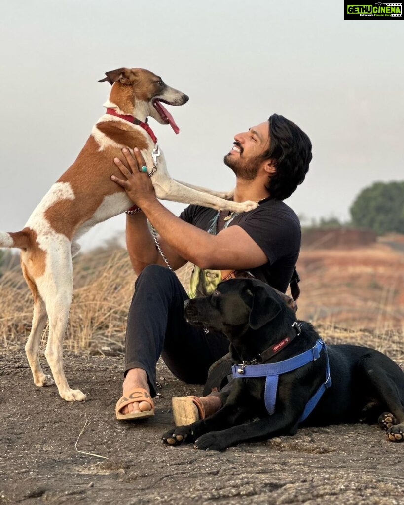 Thakur Anoop Singh Instagram - It’s GOOD FRIDAY. Celebrating Love, warmth and togetherness with my 2 sons Bruno 🐶 and Shadow 🐕 #ThakurAnoopSingh
