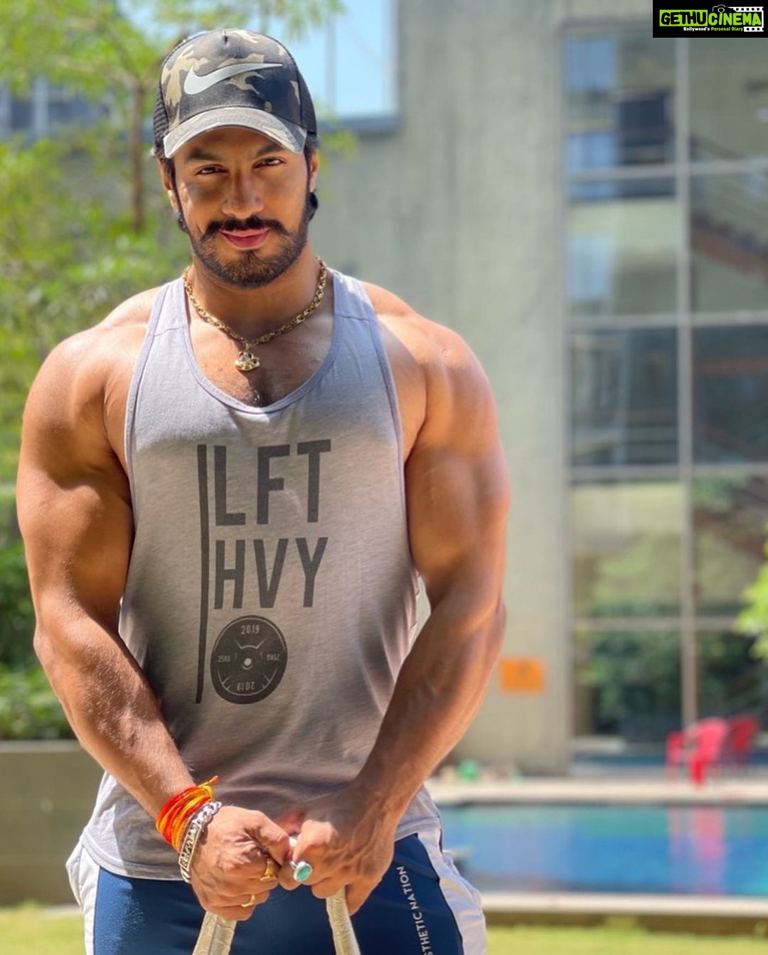 Thakur Anoop Singh Instagram - Each new day is a new opportunity to improve yourself. Take it and make the most of it! Carve your own niche, coz not one gives a shit about you! Fight and make your place is the only way going forward! π₯