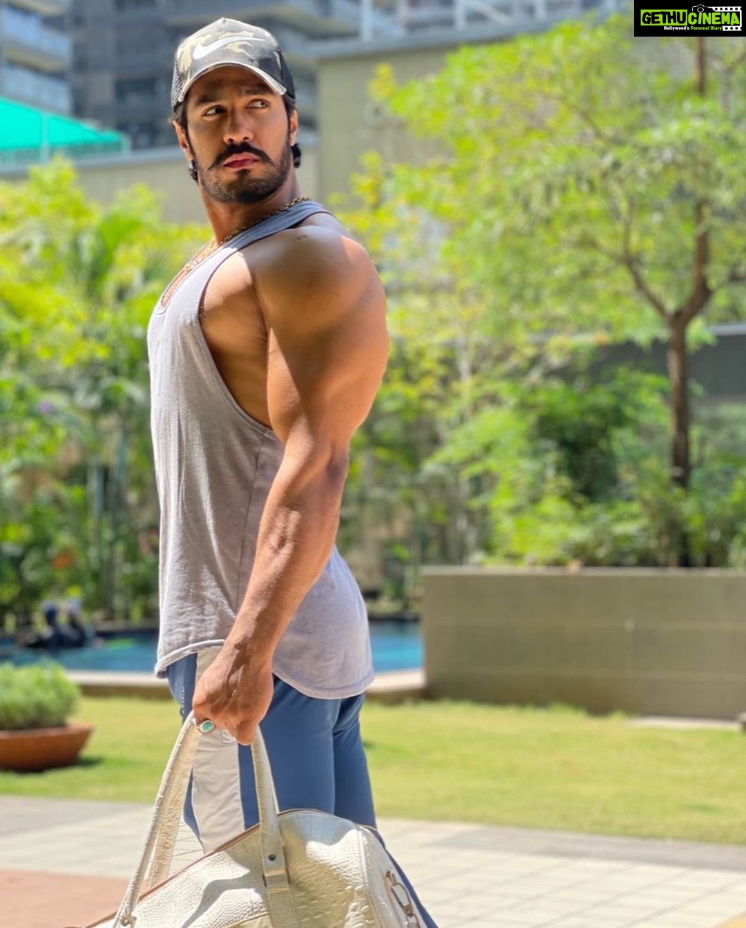 Thakur Anoop Singh Instagram - Each new day is a new opportunity to improve yourself. Take it and make the most of it! Carve your own niche, coz not one gives a shit about you! Fight and make your place is the only way going forward! π₯