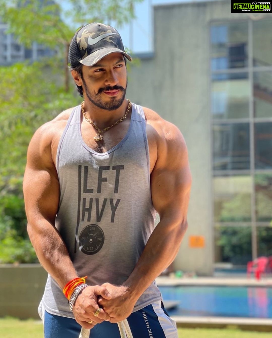 Thakur Anoop Singh Instagram - Each new day is a new opportunity to improve yourself. Take it and make the most of it! Carve your own niche, coz not one gives a shit about you! Fight and make your place is the only way going forward! π₯