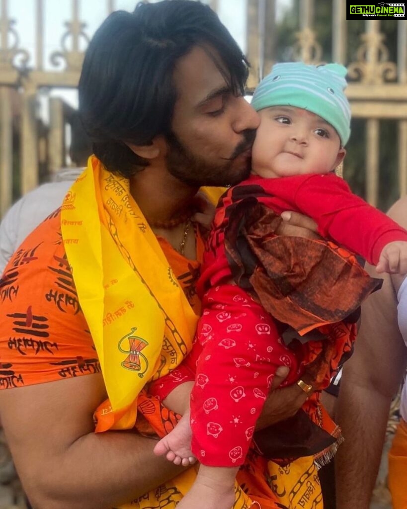 Thakur Anoop Singh Instagram - Amidst some fans interactions at Ujjain, I couldn’t resist holding this little baby outside the temple! Look at this marshmallow!!! 😍